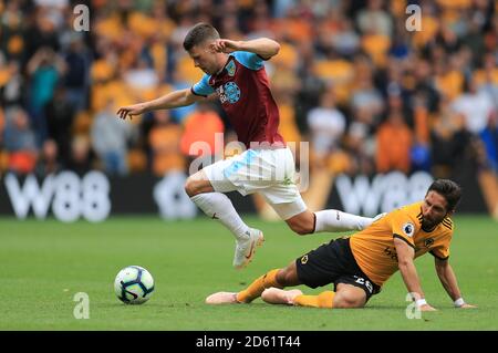 Burnleys Johann Gudmundsson (links) im Einsatz gegen Wolverhampton Wanderers' Joao Moutinho während des Spiels Stockfoto