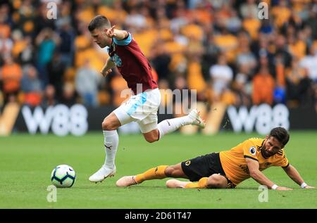 Burnleys Johann Gudmundsson (links) im Einsatz gegen Wolverhampton Wanderers' Joao Moutinho während des Spiels Stockfoto