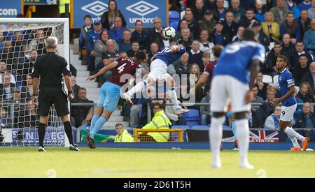 Evertons Gylfi Sigurdsson (Mitte) erzielt das erste Tor seiner Seite Das Spiel Stockfoto