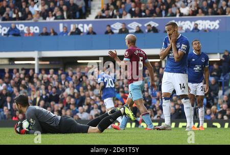 Everton's Cenk Tosun (zweite rechts) Reagiert nach einer verpassten Chance während des Spiels Stockfoto