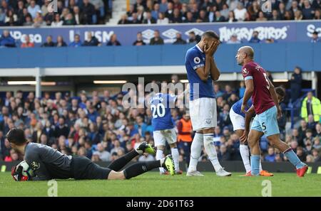 Everton's Cenk Tosun (zweite rechts) Reagiert nach einer verpassten Chance während des Spiels Stockfoto