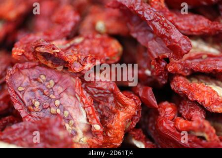 Hausgemachte sonnengetrocknete Tomaten Draufsicht. Selektiv fokus. Food Hintergrund mit viel roten Laterne Tomate und freien Platz für Ihren Text. Viele ganze Drien Stockfoto