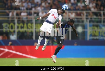 Serge Aurier von Tottenham Hotspur (links) und Kwadwo Asamoah von Inter Mailand Kampf um den Ball Stockfoto