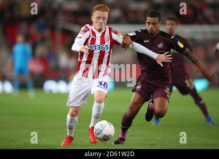 Ryan Woods von Stoke City (links) und Kyle Naughton von Swansea City Kampf um den Ball Stockfoto