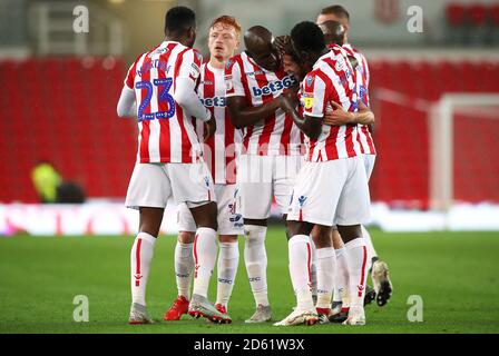 Joe Allen von Stoke City (rechts, versteckt) feiert das erste Tor seiner Mannschaft im Spiel mit Teamkollegen Stockfoto