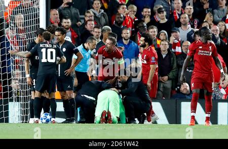 Liverpools Jordan Henderson spricht danach mit Matchschiedsrichter Cuneyt Cakir Ein Foul auf Paris Saint-Germain Torhüter Alphonse areola (unten) vorbei Liverpools Daniel Sturridge (nicht im Bild) Verbietet ein Tor von Mohamed Salah aus Liverpool (rechts) Stockfoto