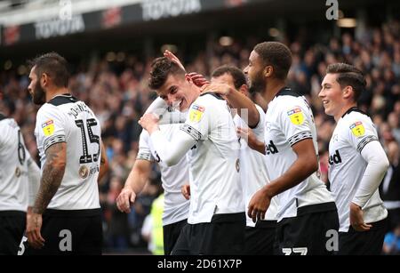 Mason Mount (Mitte) von Derby County feiert den dritten Platz seiner Seite Ziel des Spiels mit Teamkollegen Stockfoto