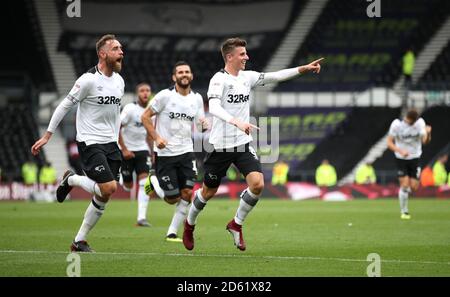 Mason Mount (Mitte) von Derby County feiert den dritten Platz seiner Seite Ziel des Spiels mit Teamkollegen Stockfoto