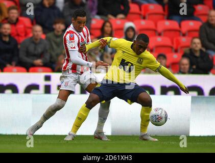 Thomas Ince von Stoke City kämpft mit der Amari'i Bell von Blackburn Rovers Stockfoto