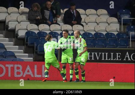 Teemu Pukki ganz rechts von Norwich City feiert sein Tor mit den Teamkollegen Max Aarons und Todd Cantwell während der Sky Bet Championship Loftus Road London. Stockfoto