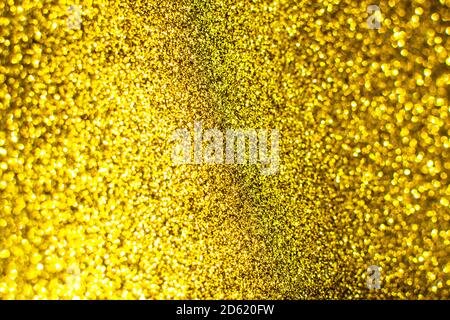 Flackernder heller Goldhintergrund. Helle Gold- oder gelbe Textur. Stockfoto