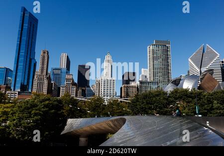 Die Skyline von Chicago, einschließlich des von Frank Gehry entworfenen Jay Pritzker Pavillon der von Frank Gehry entworfenen BP Fußgängerbrücke Stockfoto