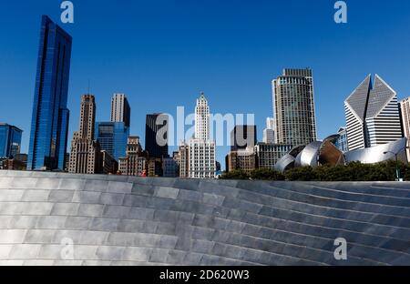 Die Skyline von Chicago, einschließlich des von Frank Gehry entworfenen Jay Pritzker Pavillon der von Frank Gehry entworfenen BP Fußgängerbrücke Stockfoto