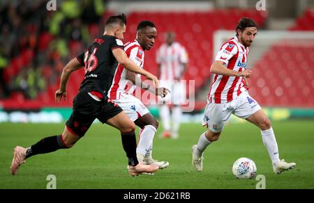Joe Allen von Stoke City (rechts), Saido Berahino (Mitte) und Pawel Olkowski von Bolton Wanderers (links) in Aktion Stockfoto