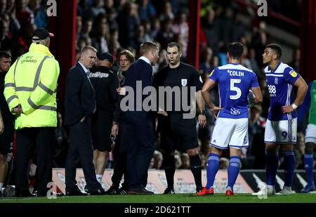 Birmingham City Manager Garry Monk hat Worte mit Schiedsrichter Tim Robinson nach der Absendung seines Spielers Maikel Kieftenbeld Bevor er selbst abgesandt wird Stockfoto