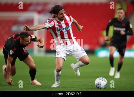 Joe Allen von Stoke City (rechts) und Pawel Olkowski von Bolton Wanderers (Links) Kampf um den Ball Stockfoto