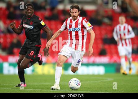 Joe Allen von Stoke City (rechts) und Clayton Donaldson von Bolton Wanderers (Links) Kampf um den Ball Stockfoto