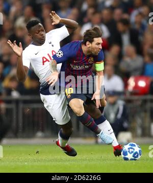 Victor Wanyama von Tottenham Hotspur (links) und Lionel Messi in Barcelona Für den Ball Stockfoto