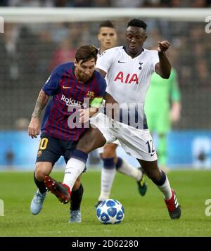 Barcelonas Lionel Messi (links) und Tottenham Hotspur's Victor Wanyama Schlacht Für den Ball Stockfoto