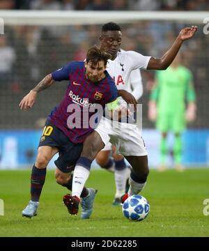 Barcelonas Lionel Messi (links) und Tottenham Hotspur's Victor Wanyama Schlacht Für den Ball Stockfoto