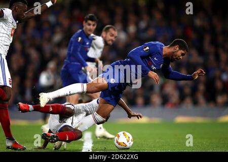 Chelsea's Ruben Loftus-Cheek (rechts) und Paulo Vinicius von Vidi FC (links) Kampf um den Ball Stockfoto