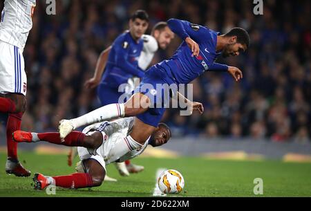 Chelsea's Ruben Loftus-Cheek (rechts) und Paulo Vinicius von Vidi FC (links) Kampf um den Ball Stockfoto