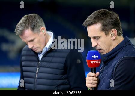 Sky Sports-Experten Jamie Carragher (links) und Gary Neville kommentieren Vor dem Spielbeginn Stockfoto