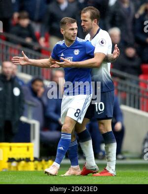 Harry Kane von Tottenham Hotspur scheint sich gegen Cardiff durchzusetzen Joe Rualls von City, während die Spannungen während des Spiels zunehmen Stockfoto