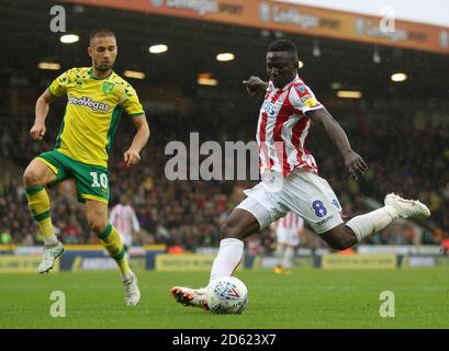 Peter Etebo von Stoke City und Moritz Leitner von Norwich City während des Sky Bet Championship-Spiels in der Carrow Road Norwich. Stockfoto