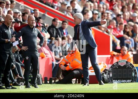 Southampton-Manager Mark Hughes ist auf der Touchline Stockfoto