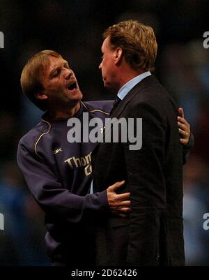 Steve Wigley, Manchester City Assistant Manager und Harry Redknapp, Portsmouth Manager beim Schlusspfiff Stockfoto