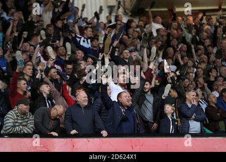 Newcastle Unite-Fans ziehen zur Unterstützung von ihre Schuhe aus Das Team Stockfoto