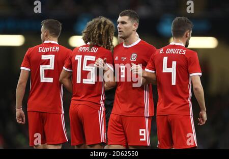 Wales' Sam Vokes (2. Rechts) führt die Wand mit den Teamkollegen Chris Gunter (links), Ethan Ampadu und Ben Davies (rechts) an. Stockfoto