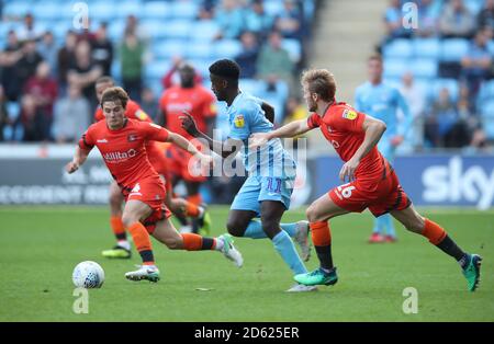 Jordy Hiwula (Mitte) von Coventry City kämpft gegen Dominic von Wycombe Wanderers Gape (links) und Jason McCarthy Stockfoto