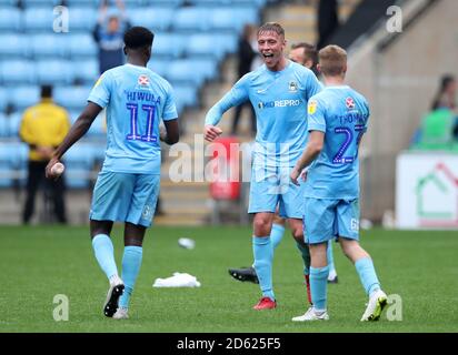 Jordy Hiwula von Coventry City (links), Tom Davies (Mitte) und Luke Thomas feiern nach dem letzten Pfiff Stockfoto