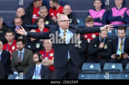 Schottland-Manager Alex McLeish ist auf der Touchline Stockfoto