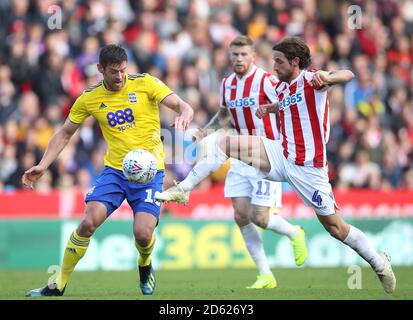 Joe Allen von Stoke City (rechts) und Lukas Jutkiewicz von Birmingham City Kampf um den Ball Stockfoto