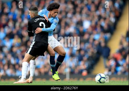 Leroy Sane (rechts) von Manchester City fordert Matthew Lowton von Burnley heraus Stockfoto