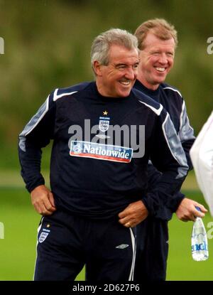 Englands Manager Steve McClaren und Trainer Terry Venables haben einen Lachen Sie während der Trainingseinheit Stockfoto