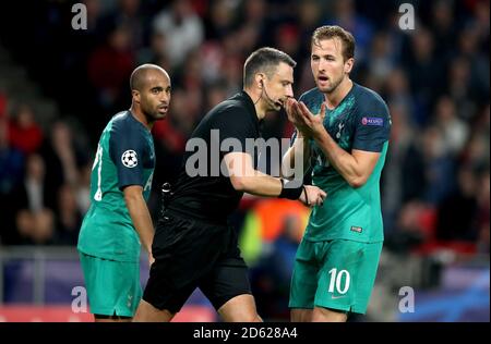 Harry Kane von Tottenham Hotspur (rechts) spricht mit Matchschiedsrichter Slavko Vincic Stockfoto