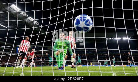 PSV Eindhoven Torhüter Jeroen Zoet (Mitte) reagiert nach Tottenham Hotspur's Lucas Moura (hinten) erzielt das erste Tor seiner Seite Spiel Stockfoto