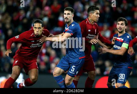 Liverpools Virgil van Dijk (links), Milos Degenek (zweite links), Roberto Firmino (zweite rechts) und Filip Stojkovic (Red Star Belgrade) in Aktion Stockfoto