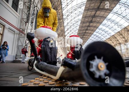 Moskau, Russland. 14. Oktober 2020 Russian Emergency Situations Mitarbeiter des Ministeriums Vorbereitung Ausrüstung für die Desinfektion der Bereich des Kijewski Bahnhof in Moskau Stadt während der neuartigen Coronavirus COVID-19 Pandemie in Russland Stockfoto