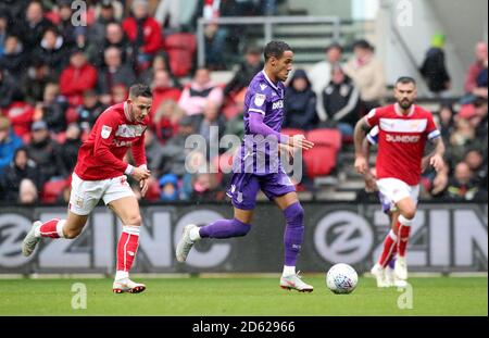 Josh Brownhill (links) von Bristol City und Tom Ince von Stoke City Kampf um den Ball Stockfoto