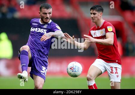 Tom Edwards von Stoke City (links) und Callum O'Dowda von Bristol City Kampf um den Ball Stockfoto