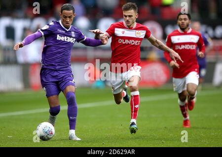 Tom Ince von Stoke City (links) und Jamie Paterson von Bristol City Kampf um den Ball Stockfoto