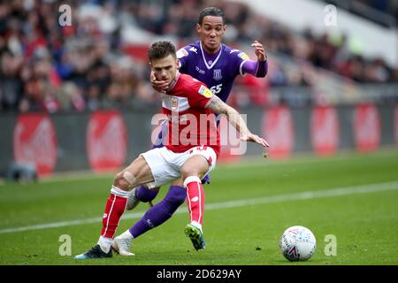 Stoke City's Tom Ince (rechts) und Bristol City's Jamie Paterson Kampf um den Ball Stockfoto