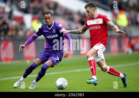 Tom Ince von Stoke City (links) und Jamie Paterson von Bristol City Kampf um den Ball Stockfoto