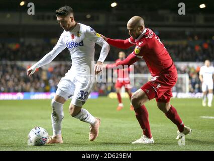 Pablo Hernandez von Leeds United (links) und Adlene Guedioura von Nottingham Forest Kampf um den Ball Stockfoto