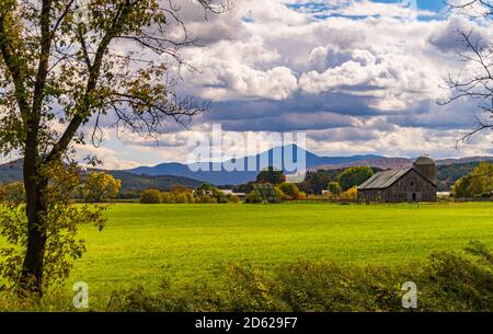 Vermont Farm mit Blick auf Kamele Hump Mountain im Herbst Laubsaison Stockfoto